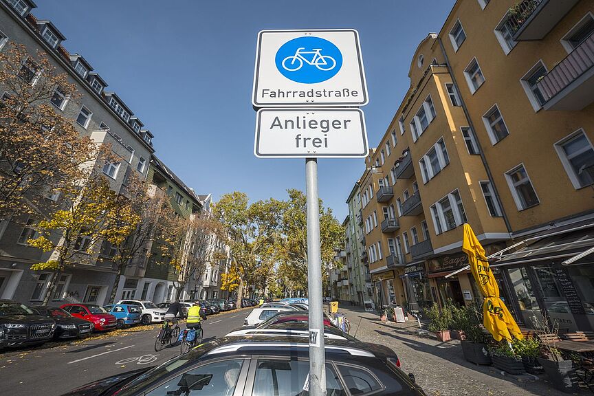 Fahrradstraße Blick auf ein Verkehrszeichen "Fahrradstraße" am Eingang einer Straße mit Wohnhäusern auf beiden Seiten.